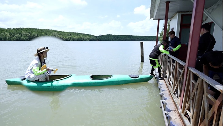 Phương Mỹ Chi không bị biết chèo sup lại còn bị Đàm Vĩnh Hưng đẩy thuyền ra xa