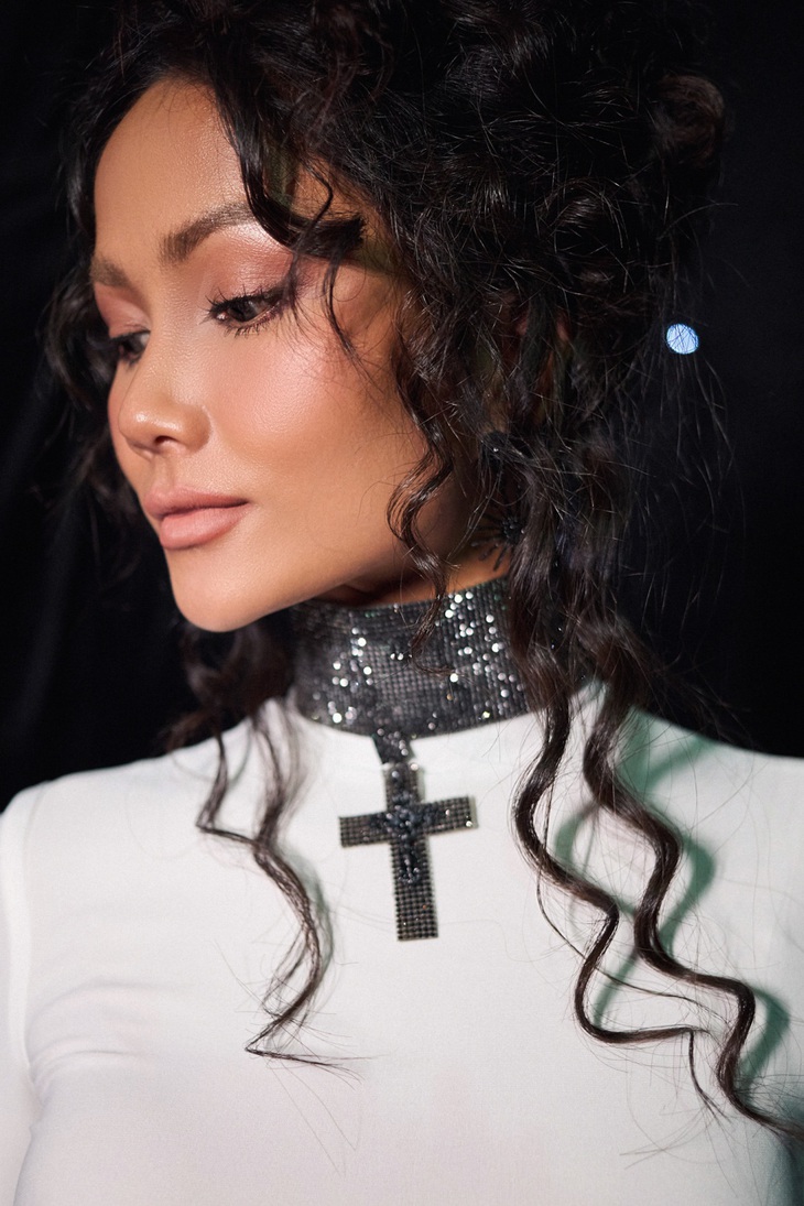 Món phụ kiện được ê kíp dày công chuẩn bị cho H'Hen Niê cũng ghi điểm&nbsp;