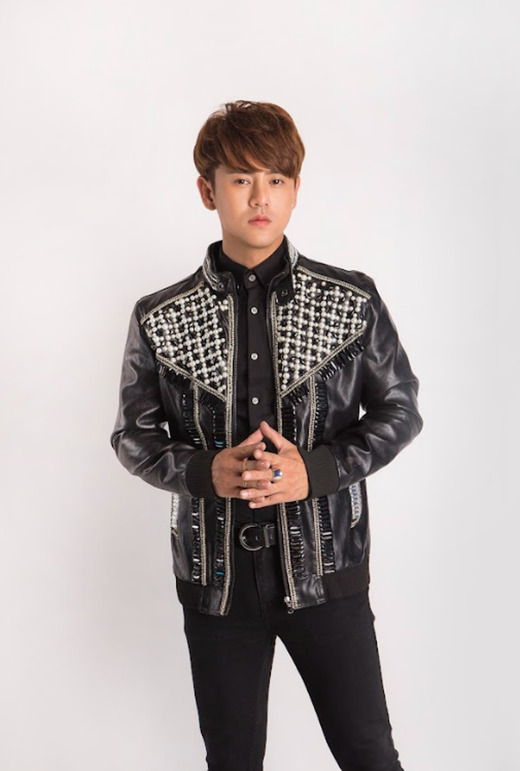 Sau khoảng thời gian đột ngột biến mất, Ưng Đại Vệ đang dần tái xuất với âm nhạc.