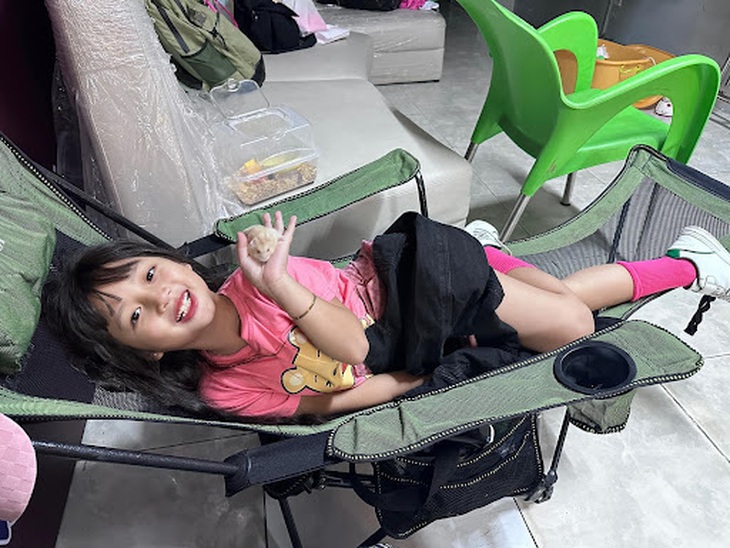 Hậu trường luôn ngập tràn năng lượng mà Bảo Ngọc mang đến cho đoàn phim