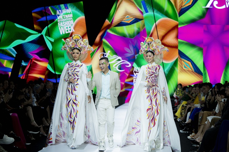 NTK Minh Châu chào kết cùng 2 vedette Minh Tú và Khánh vân (phải)