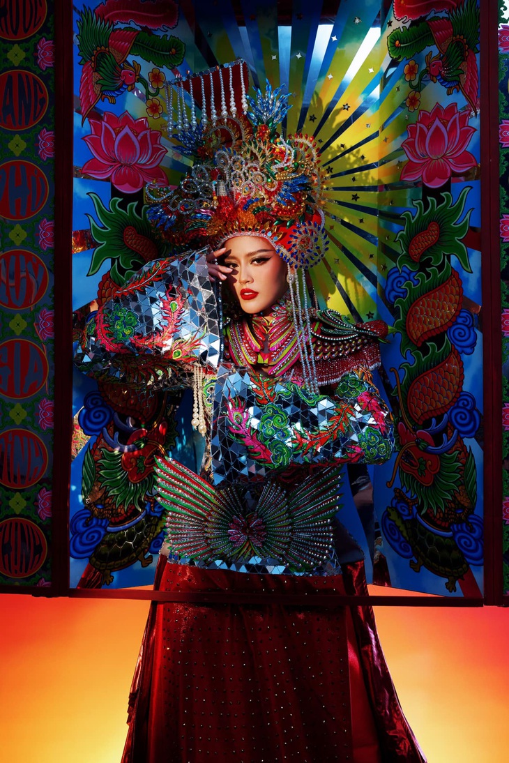 Bộ trang phục dân tộc độc đáo mang tên Kính Kính của Đặng Thanh Ngân