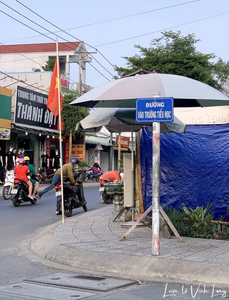 Có đường đi đến đại học không ạ?