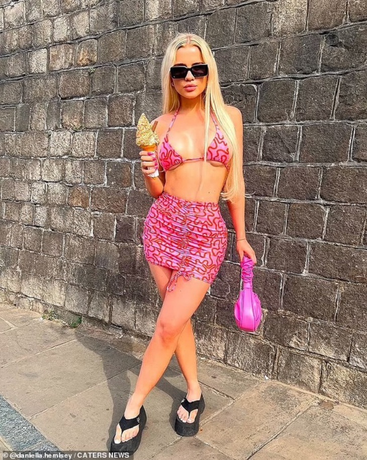 Daniella là một nữ người mẫu bốc lửa nên đã quá quen với các hình ảnh "thiếu vải".