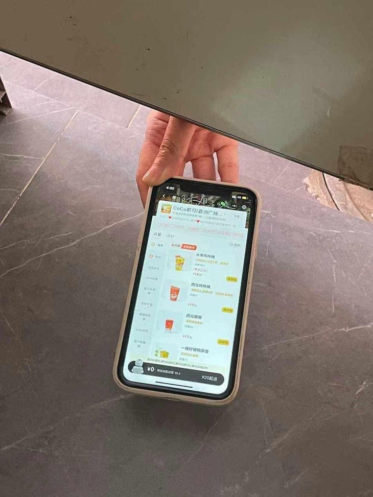 Bạn không ngại thì tôi không chần chừ.