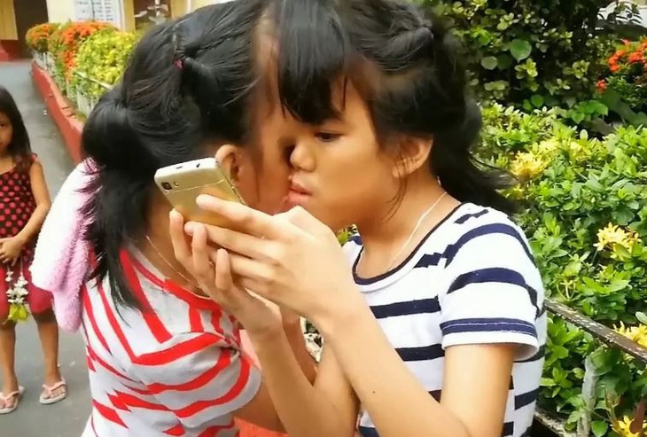 Khoảnh khắc cặp song sinh dính liền đầu 'đốn tim' dân mạng - Ảnh 3.