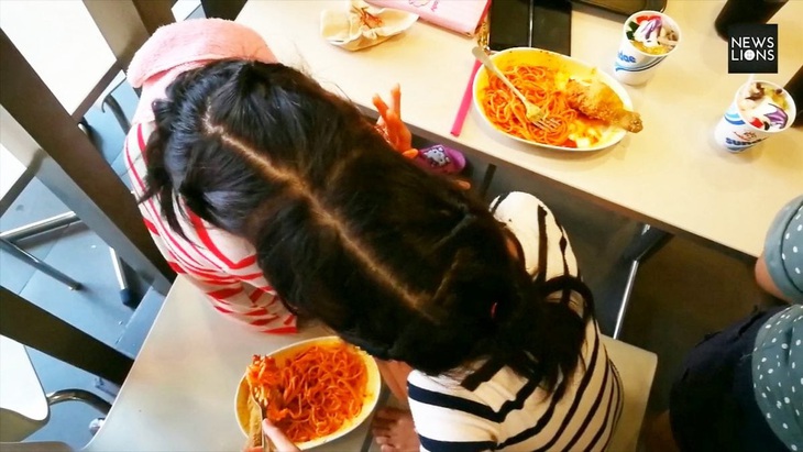 Khoảnh khắc cặp song sinh dính liền đầu 'đốn tim' dân mạng - Ảnh 4.