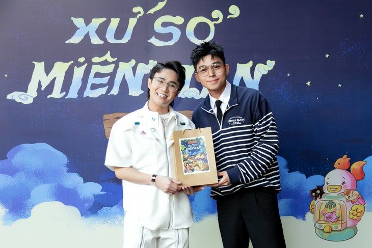 Diễn viên Huỳnh Lập chúc mừng Jun Phạm ra sách mới