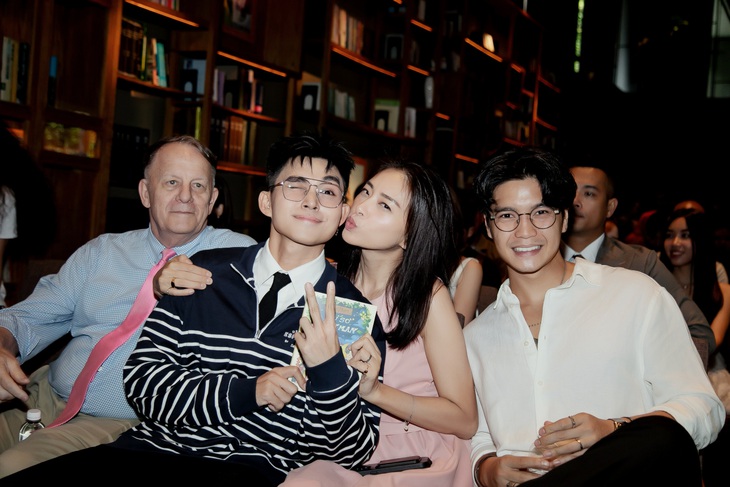 Vợ chồng Ngô Thanh Vân đến chúc mừng Jun Phạm ra sách mới. Jun cho biết tiền đề của Xứ sở miên man là một kịch bản phim điện ảnh được đặt hàng bởi Ngô Thanh Vân