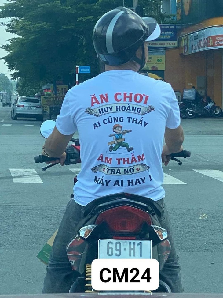 Ảnh vui 2-7: Một fan Taylor Swift trốn làm đi đu idol ở Singapore - Ảnh 3.