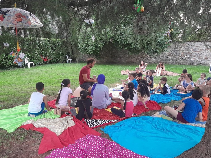 Đọc sách ngoài công viên cho nhóm trẻ từ 6-9 tuổi