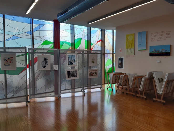 Artoteca vừa mới khánh thành đầu tháng 6, bạn có thể tới mượn một bức tranh mang về nhà treo.