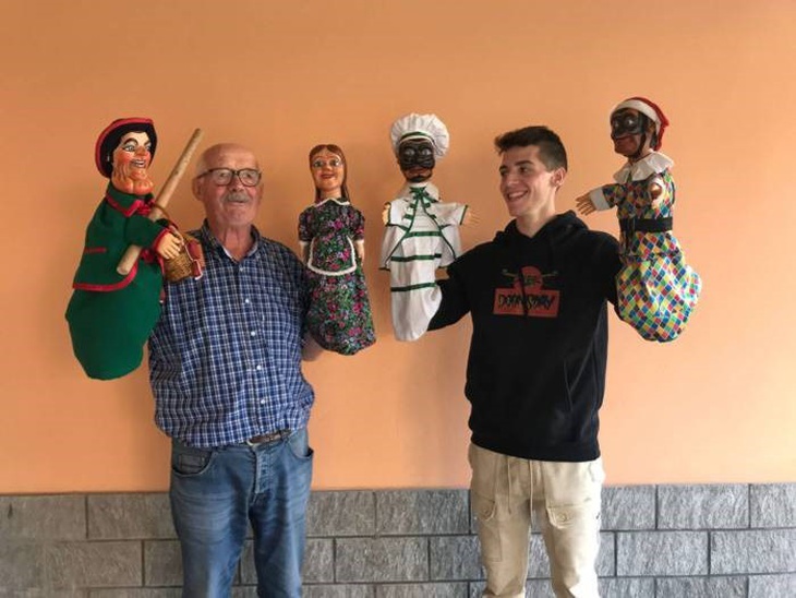 Nghệ nhân rối Pietro 83 tuổi và cháu trai đi theo học nghề của ông từ lúc 16 tuổi.