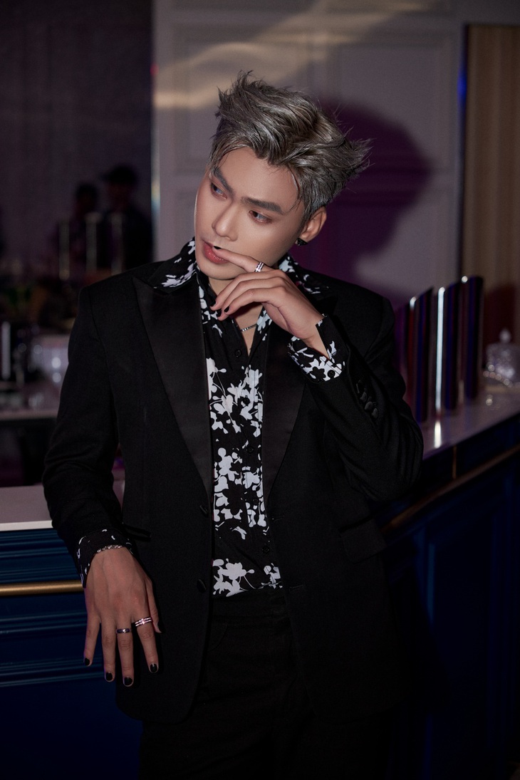 Mr. B (Nguyễn Hoàng Bách) tái xuất V-pop với hình tượng trưởng thành, lịch lãm