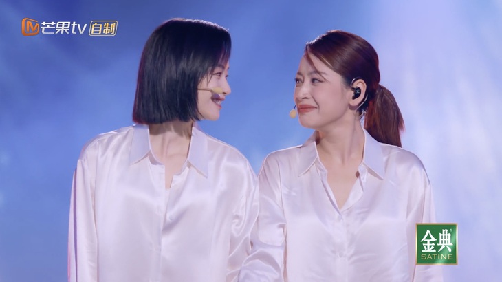 Giọng ca Anh Ơi Ở Lại cũng dùng máy phiên dịch để nói với Nhã Sắt rằng: "Mặc dù chúng ta không nói chung một ngôn ngữ, nhưng bằng ánh mắt chúng ta có thể hiểu được nhau".