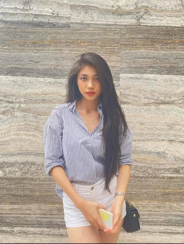 Minh Kiên với mái tóc dài đen dịu dàng