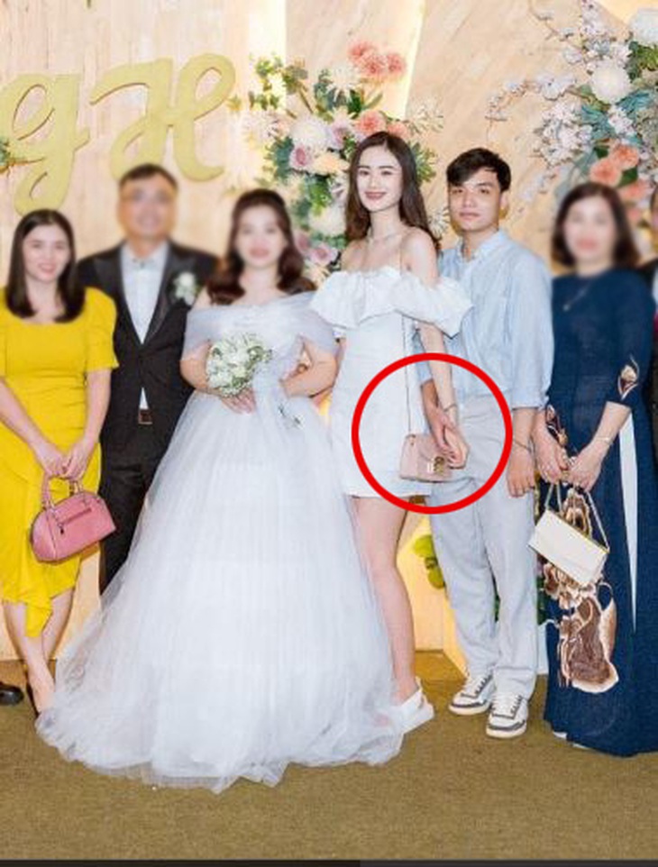 Hành động "đánh dấu chủ quyền" của cặp đôi.