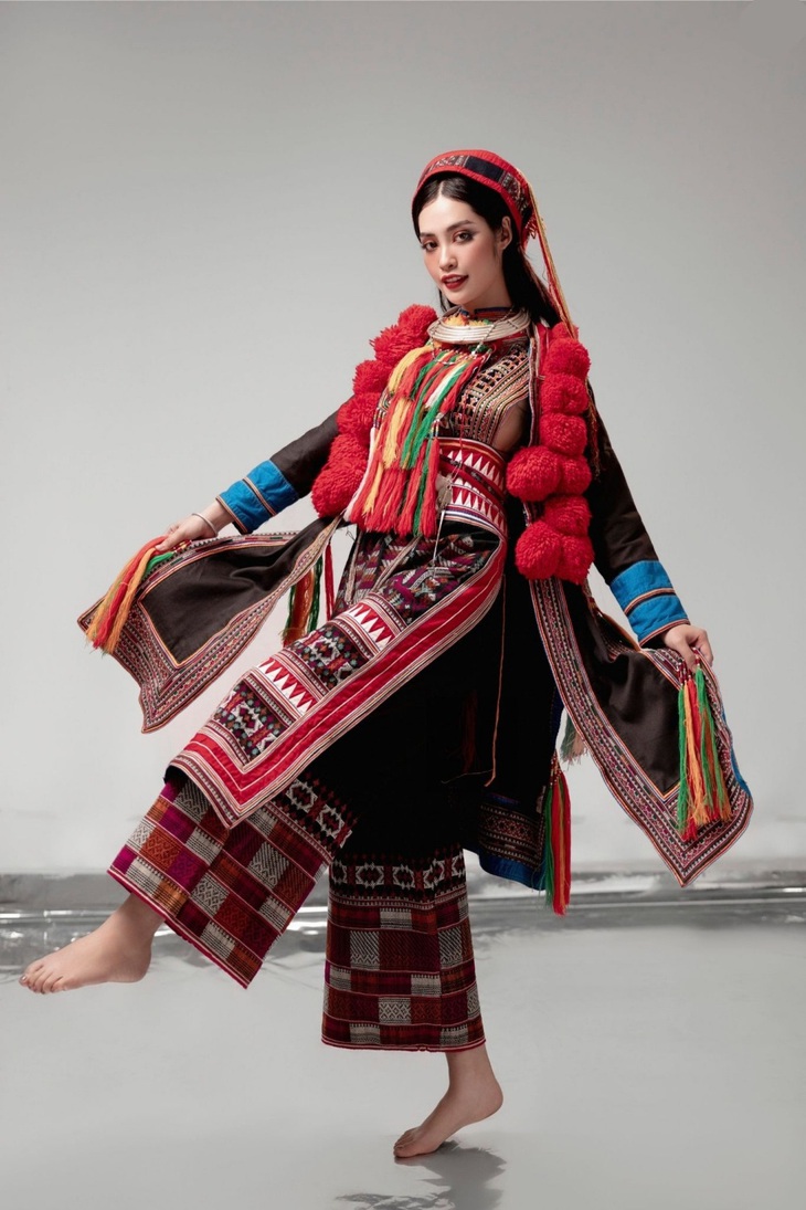 Nông Thúy Hằng kể trải nghiệm tìm hiểu trang phục cưới bằng ngôn ngữ thời trang