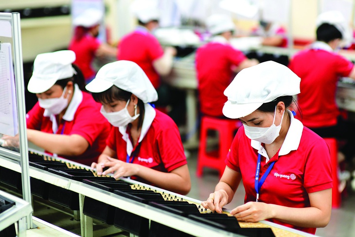 Công nhân làm việc tại Công ty TNHH MTV công nghệ cao Điện Quang trong Khu công nghệ cao, TP Thủ Đức, TP.HCM. Ảnh: QUANG ĐỊNH