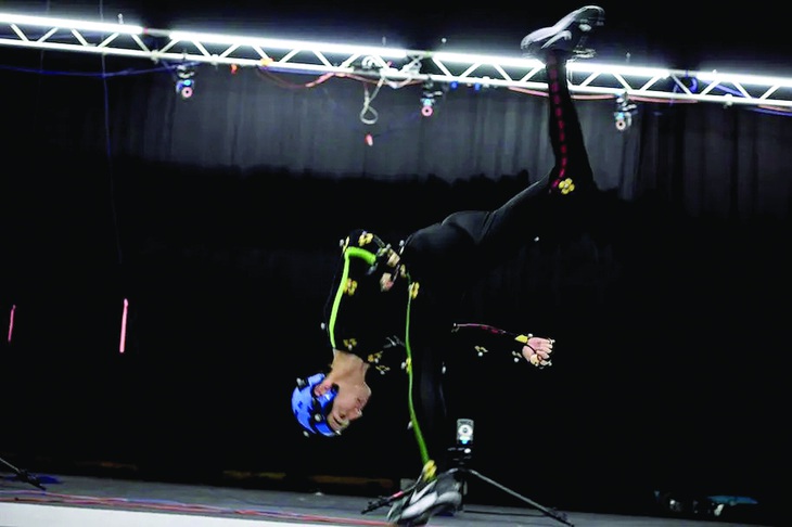 Mark Tuan "ghi hình" các cử động của anh cho hệ thống của Soul Machines, và chân dung phiên bản ảo của anh (ảnh nhỏ).