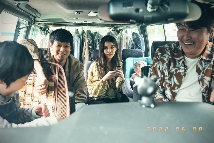 Những con người "bị bỏ rơi" cùng nhau làm nên một gia đình đầm ấm