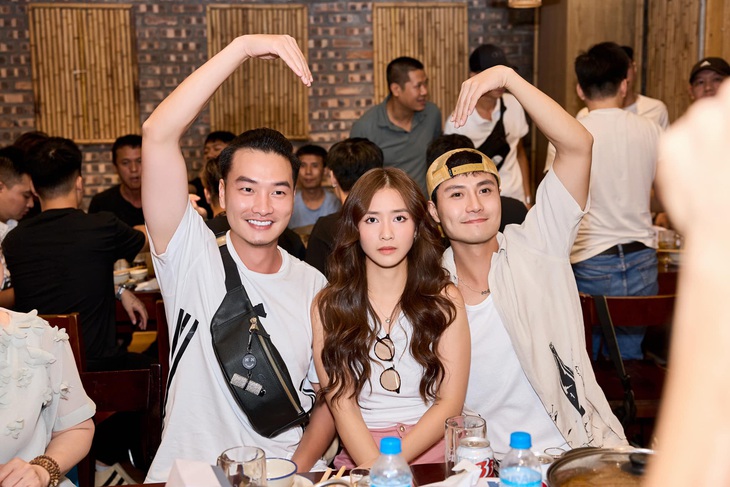 Bộ ba oan gia Khải - Trâm Anh - Danh (Trọng Lân, Khả Ngân, Thanh Sơn) tạo dáng lầy lội ở tiệc đóng máy