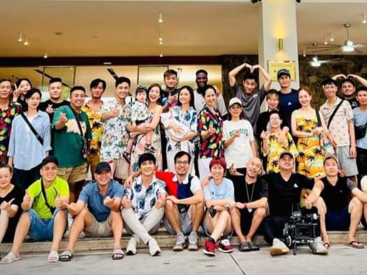 Hình ảnh đại gia đình ông Toại - bà Cúc có đầy đủ thành viên trong bức ảnh kết đoàn phim