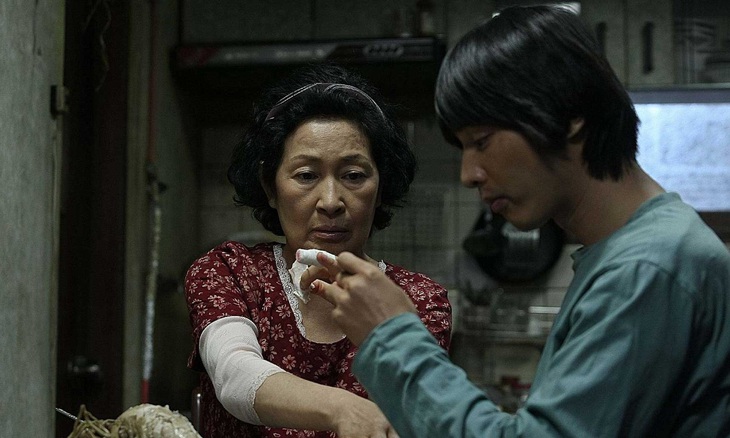 Nghệ sĩ Kim Hye Ja hóa thân người mẹ chăm lo từng li từng tí cho đứa con trai kém trí do Won Bin đóng