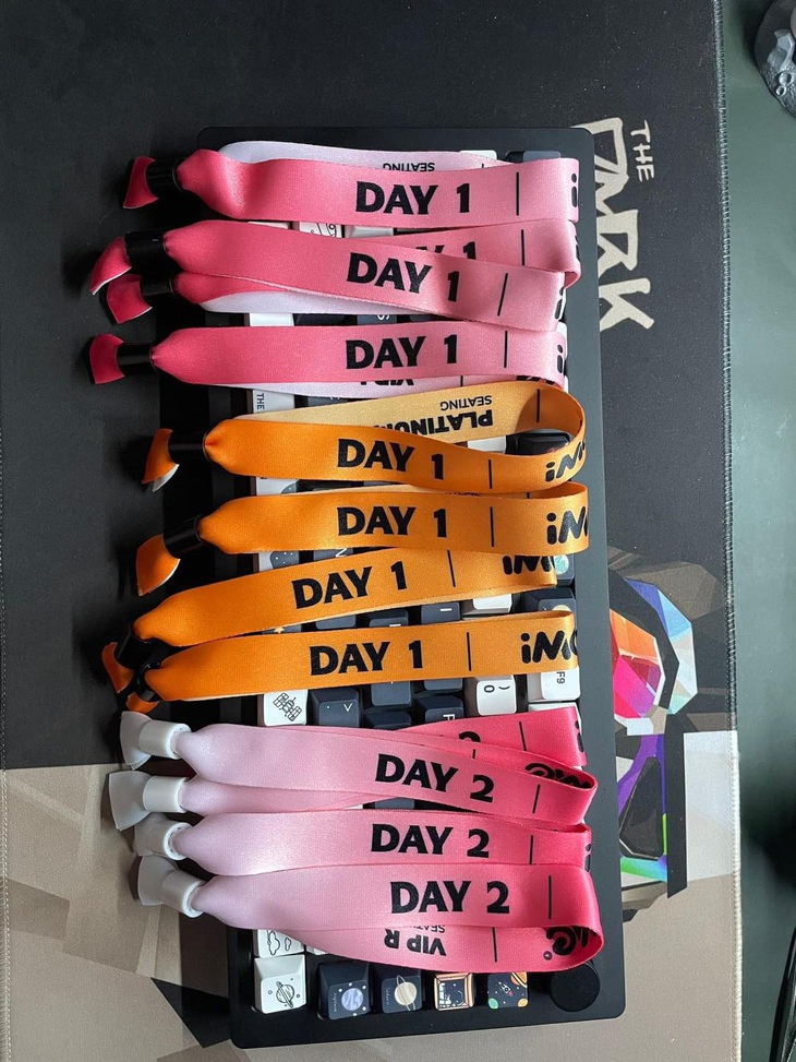 Khán giả háo hức xếp hàng đổi vé tại sân vận động Mỹ Đình