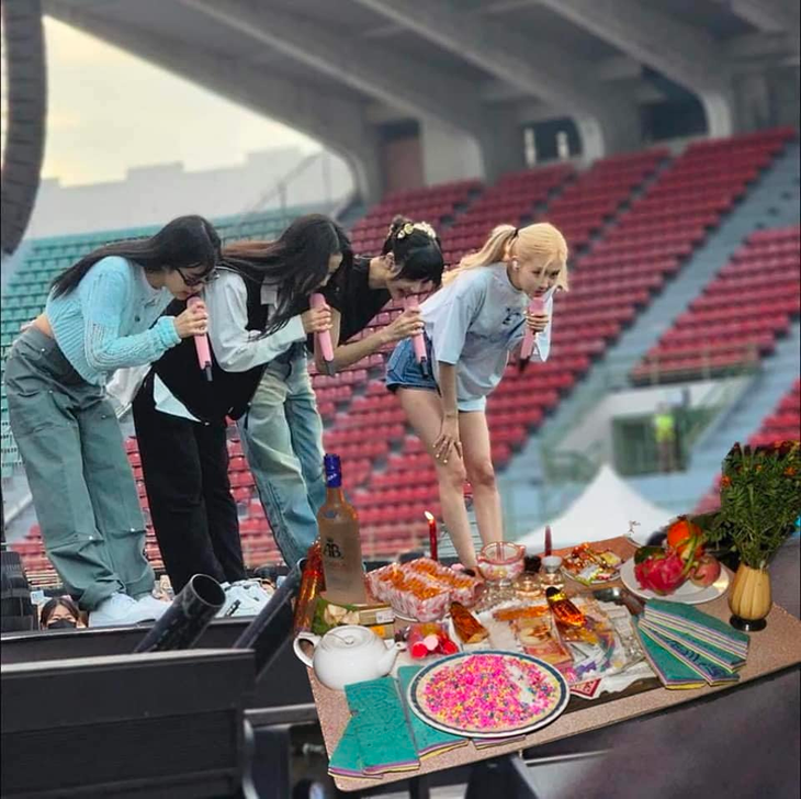 Netizen ghép ảnh Black Pink "nhập gia tùy tục".