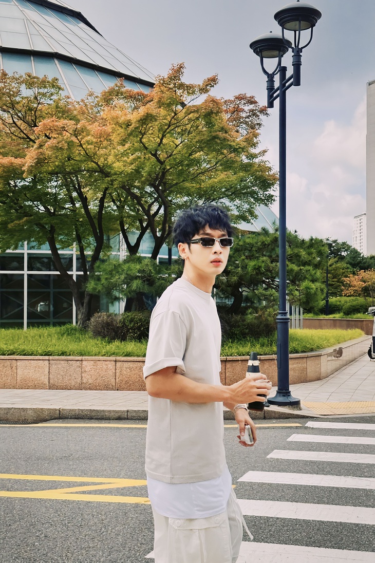 Tuấn Trần 'gây sốt' với 'visual' chuẩn nam thần tại Hàn Quốc - Ảnh 3.