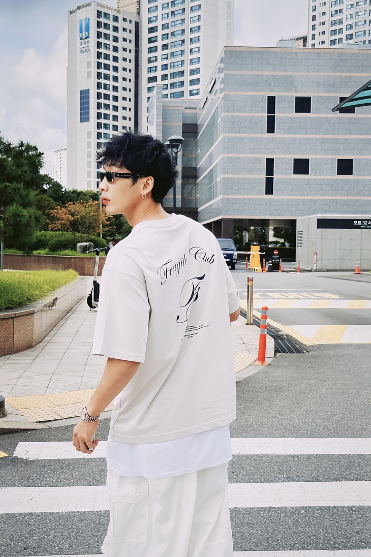 Phong cách đời thường khi ở Hàn Quốc cũng cho thấy sự tinh tế của Tuấn Trần.