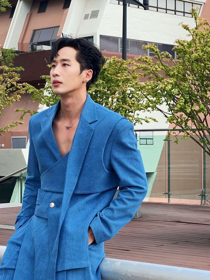 Nam diễn viên tự tin với bộ vest xanh da trời có thiết kế độc đáo, tôn lên vóc dáng săn chắc, chiều cao nổi bật và đồng thời khẳng định được gu thời trang thời thượng của mình.