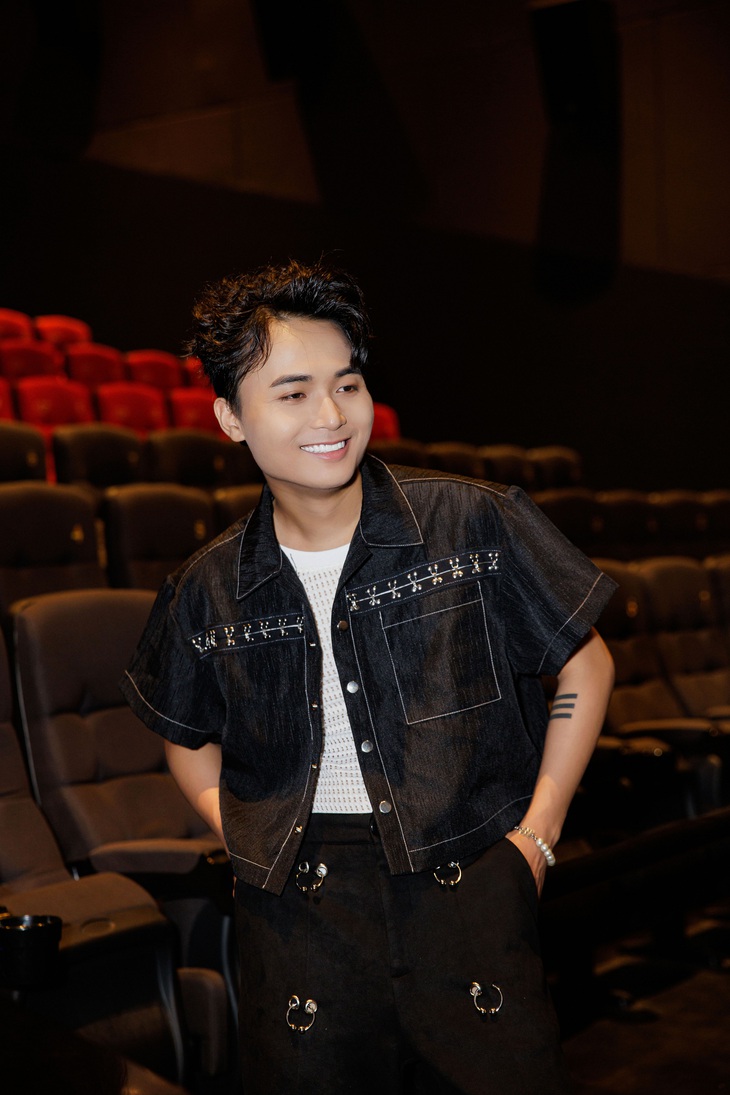 HuyR tiếp tục trình làng sản phẩm âm nhạc mới nhất mang tên Anh OK sau thời gian bế tắc trong cuộc sống.