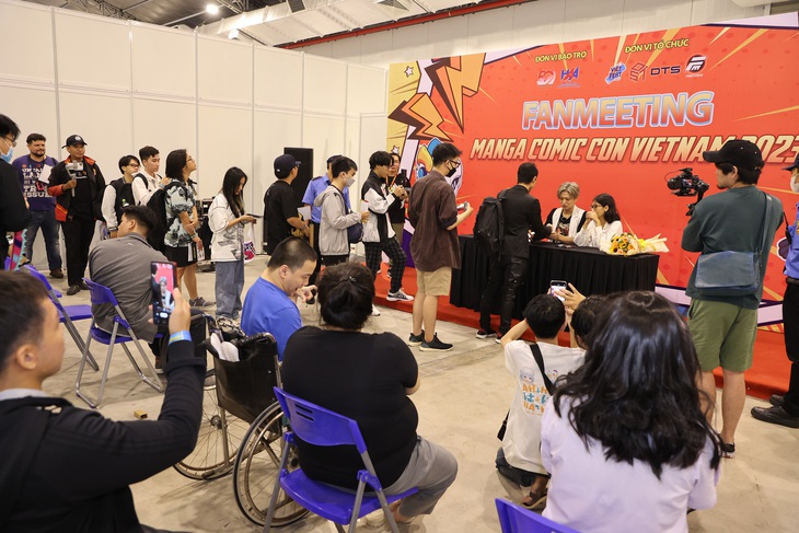 Fan xếp hàng dài xin chữ ký, giao lưu cùng siêu nhân Gao Đỏ và Decade - Ảnh 2.