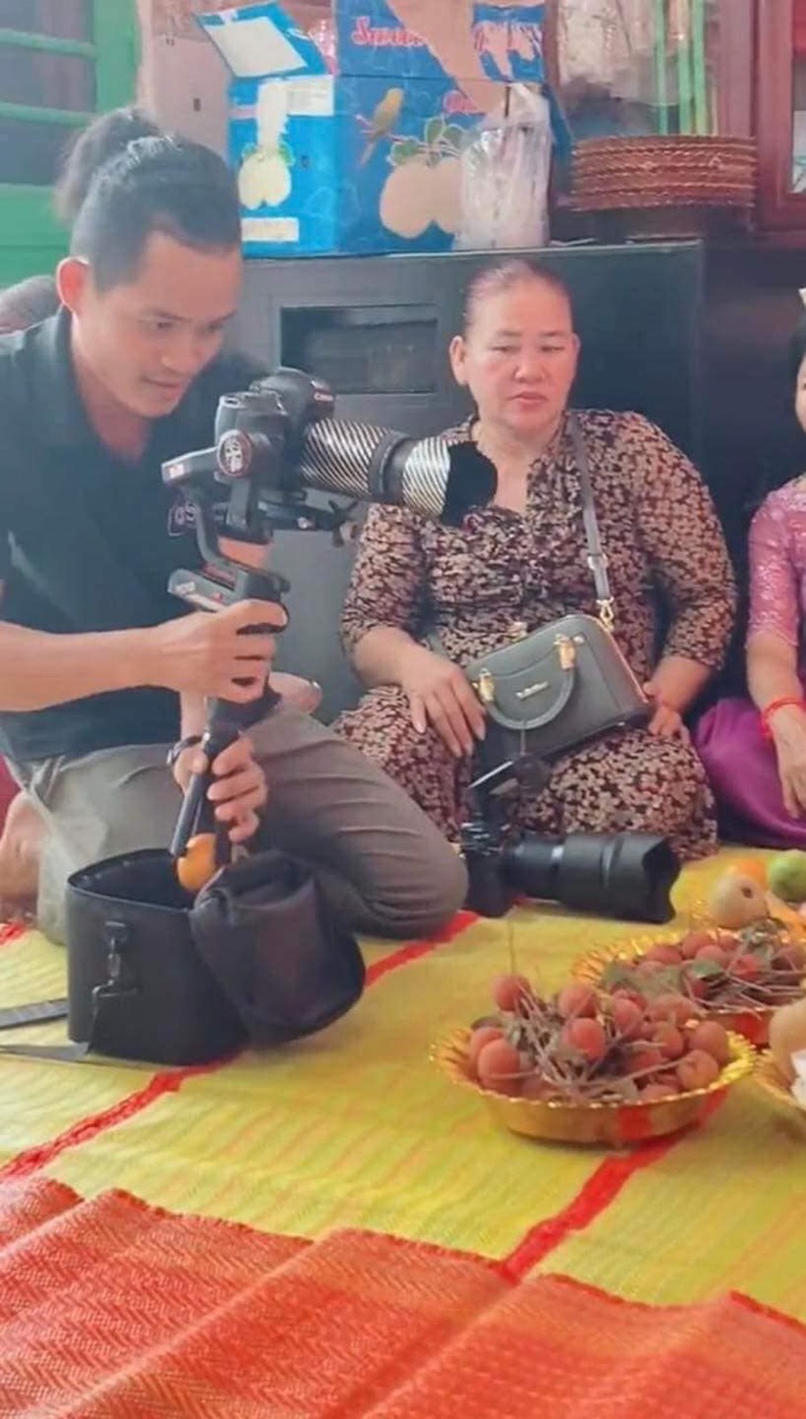 Tay làm hàm nhai, tay quai miệng trễ, nhưng bỏ xuống nha em ơi!