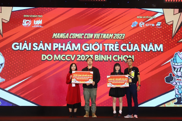 Hai khách mời được nhận giải thưởng về sản phẩm dành cho giới trẻ: chủ nhân của chú mèo Mỹ Diệu gây sốt cộng đồng mạng và tác giả của truyện tranh Chiêu Hoàng Kỷ - Ghi chép về Nữ Đế cuối cùng (từ phải qua)