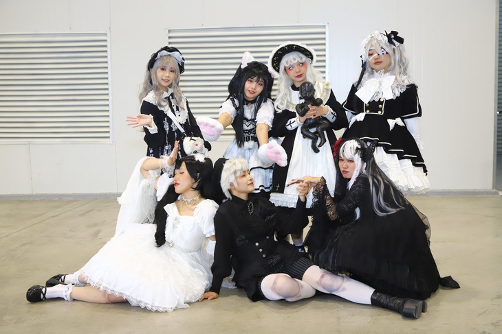 Nhóm bạn cosplay thành búp bê