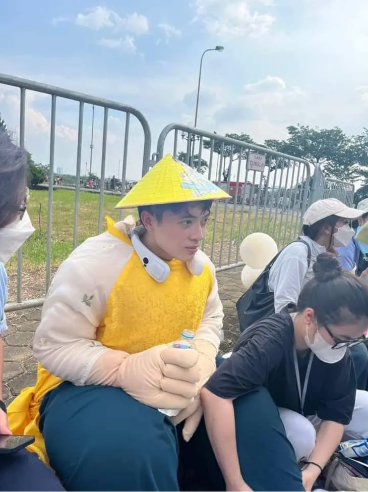 Nhiều người bình luận: "Hãy để em nóng phụ anh", khi biết được gương mặt thật của mascot Lalisa (Nguồn: Lan Trinh)