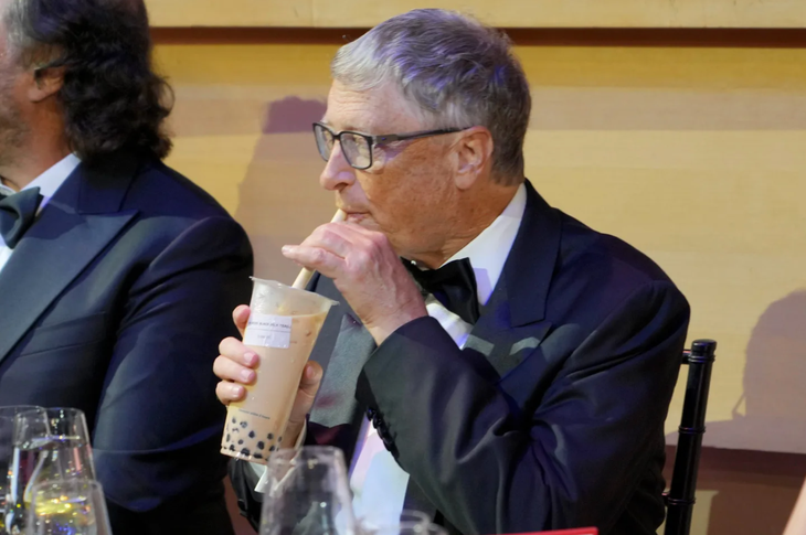 &nbsp;Trong đêm tiệc Time 100 - vinh danh những người có ảnh hưởng nhất trong năm 2022, Bill Gates được mời uống trà sữa trân châu lần đầu tiên trong đời. (Nguồn: Kevin Mazur/Getty Images)