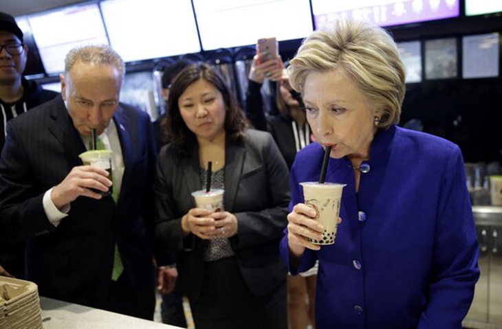 Bà Hillary Clinton thử trà trân châu lần đầu tiên và gọi nó là "chewy tea", hiểu nôm na là trà có thạch dai dai.