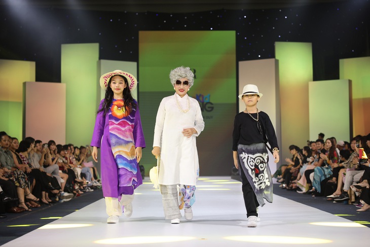 Đặc biệt, ở cuối phần trình diễn, nghệ sĩ hát ru Cao Minh Hiền (giữa) đã dẫn tay hai em nhỏ diễn kết thúc bộ sưu tập.