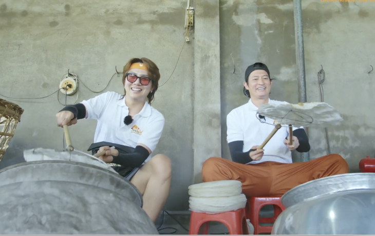 Bộ đôi nghệ sĩ hào hứng với sản phẩm bánh tráng nướng do chính tay mình thực hiện