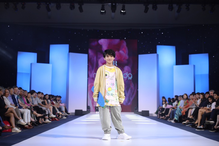 Bộ sưu tập “Angels’ Artworks” của nhà thiết kế Huy Võ mang đến thế giới đầy màu sắc từ những tác phẩm của các bé