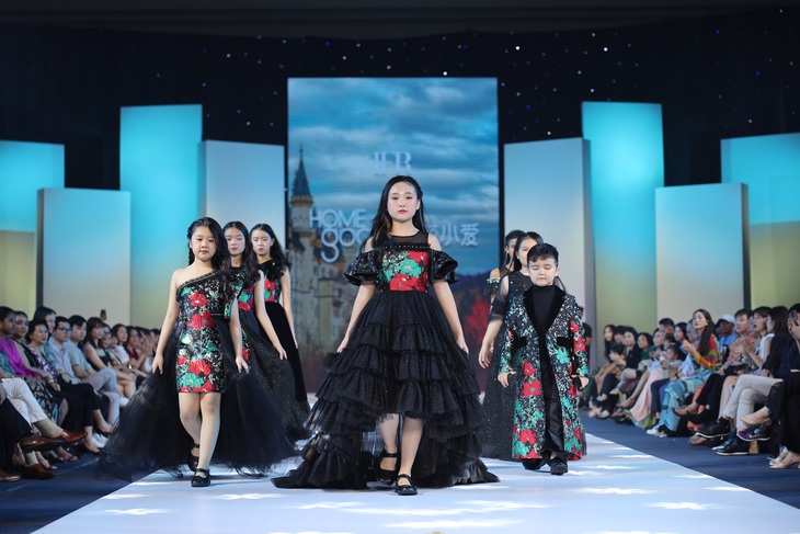 Bộ sưu tập của nhà thiết kế Lu Fanghua kết hợp thẩm mỹ thời trang đương đại và phong cách cổ điển, các ý tưởng và yếu tố văn hóa Trung Quốc