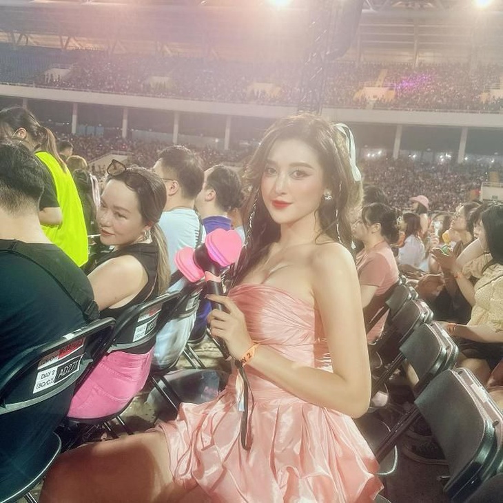 Á hậu Huyền My xuất hiện với style công chúa để cổ vũ cho nhóm nhạc thần tượng