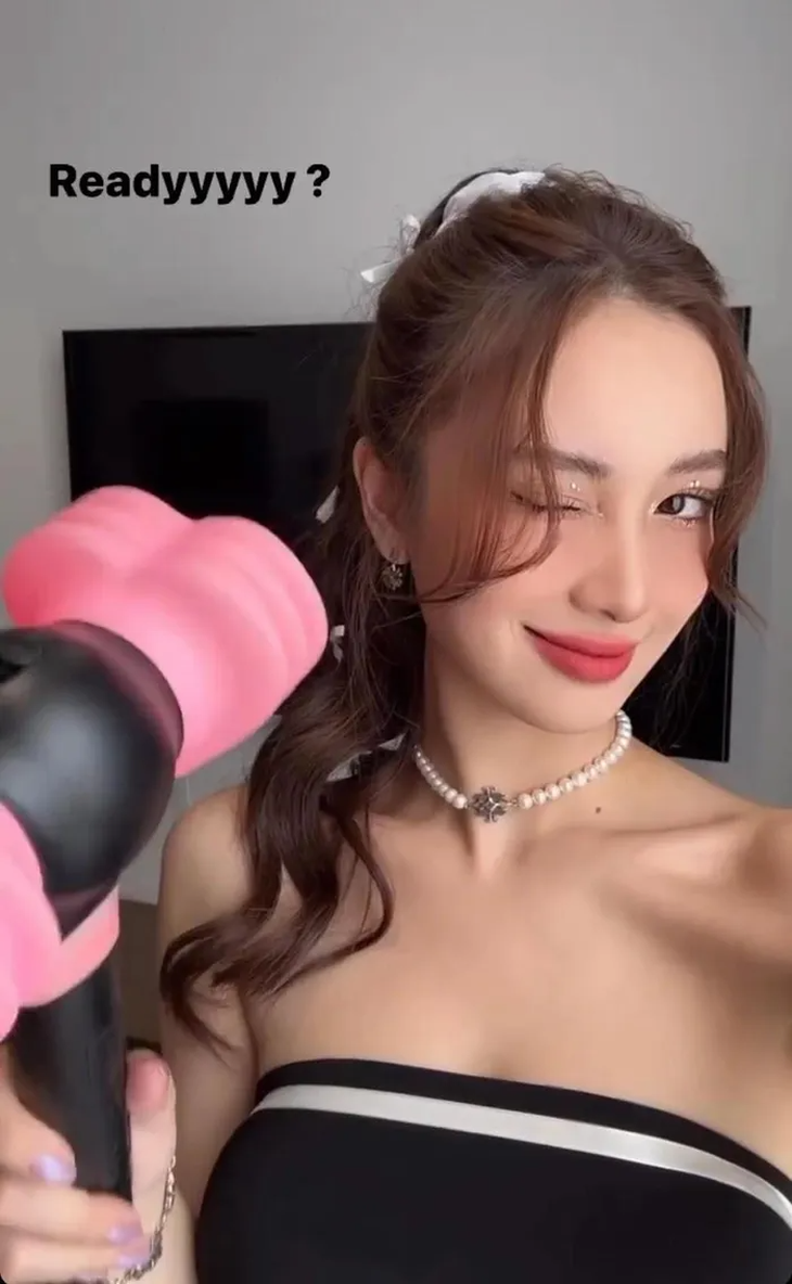 Jun Vũ khoe ảnh visual cực nét khi check-in với "búa hồng" trước giờ G đêm diễn