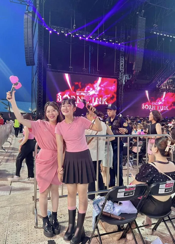 MC Diệp Chi rủ con gái cùng đi "đu idol"