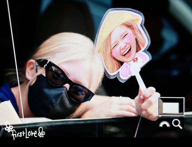 Rosé hài hước tạo dáng với những món quà "made in fan Việt"