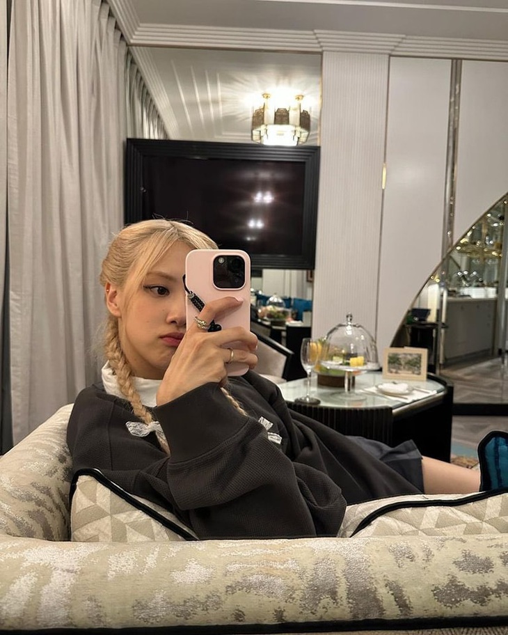 Dù chỉ để lộ nửa gương mặt nhưng Rosé vẫn khiến fan phát cuồng vì visual xinh xắn và biểu cảm "quá đáng yêu"